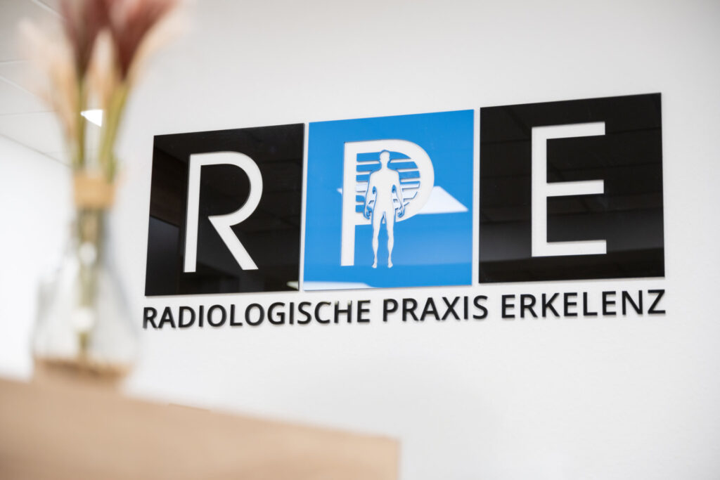 Wandschild für "Radiologische Praxis Erkelenz" mit den Initialen "RPE" und einem blauen Symbol einer menschlichen Silhouette und Wirbelsäule.